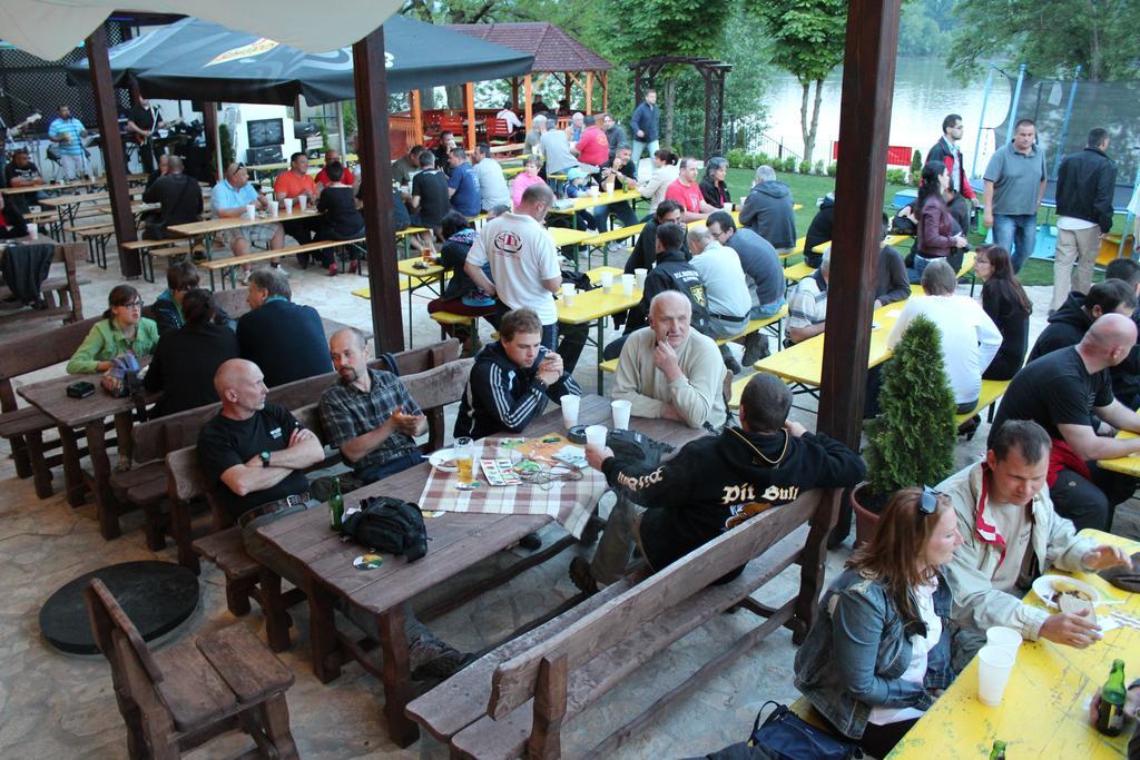 Hotel Mlyn Penzion & Wellness Radvaň nad Dunajom Exterior foto